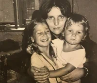 Popisek Táňa s dětmi Marií a Krištofem